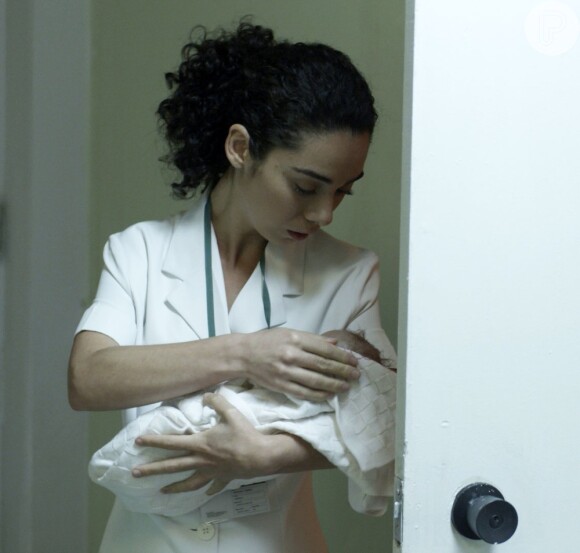Geppina (Aracy Balabanian) diz que Loretta (Claudia Ohana) vendia os bebês rejeitados na maternidade em que trabalhava, na novela 'Sol Nascente'