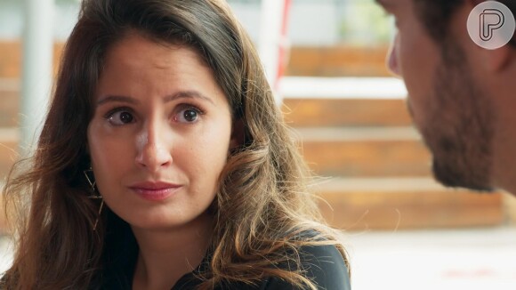 Nanda (Amanda De Godoy) ouve Renato (Jayme Matarazzo) dizer que conhecia Filipe (Francisco Vitti), na novela 'Malhação: Pro Dia Nascer Feliz'