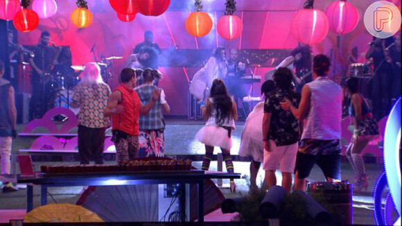 A Festa Pop Japan no 'BBB17' contou com a presença da cantora Anitta e deixou os participantes do 'BBB17' animados