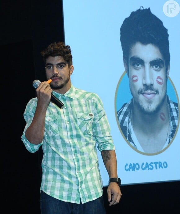 Caio Castro é a nova cara da marca de maquiagem Maybeline