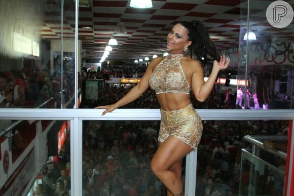 Viviane Araujo apostou em um look curtinho e deixou sua boa forma em evidência