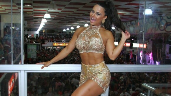 Carnaval: Viviane Araujo exibe pernas torneadas em ensaio do Salgueiro. Fotos!