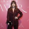 Alice Wegmann usou um look estilo pijama na festa de lançamento da novela 'A Lei do Amor'