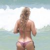 Christine Fernandes curtiu o domingo, 5 de fevereiro de 2017, na praia da Barra da Tijuca, Zona Oeste do Rio. A atriz mostrou sua ótima forma a bordo de um biquíni de lacinho