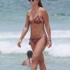 Christine Fernandes curtiu o domingo, 5 de fevereiro de 2017, na praia da Barra da Tijuca, Zona Oeste do Rio. A atriz mostrou sua ótima forma a bordo de um biquíni de lacinho