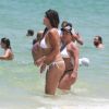 Cristiana Oliveira curtiu a praia da Barra da Tijuca, no Rio, e circulou pelas areias da orla a bordo de um biquíni branco, aos 53 anos de idade