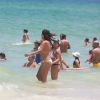 Cristiana Oliveira curtiu a praia da Barra da Tijuca, no Rio, e circulou pelas areias da orla a bordo de um biquíni branco, aos 53 anos de idade