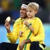 Neymar posou com o filho, Davi Lucc, no dia em que completou 25 anos de idade