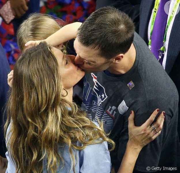Tom Brady quebra recordes no Super Bowl e ganha beijo de Gisele Bündchen
