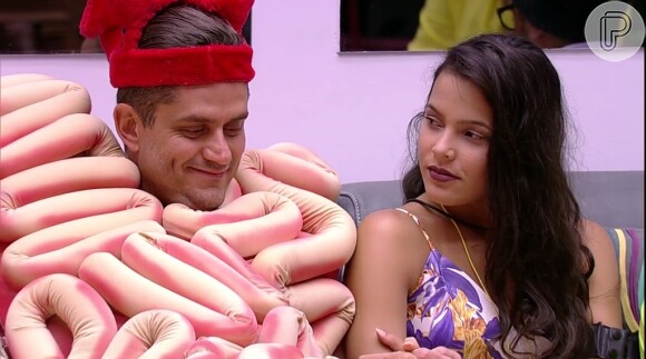 No 'Big Brother Brasil 17', Mayara acredita que o voto de Emilly em Vivian seja influência de Marcos, confinado cujo ela mandou para o Paredão na primeira semana de reality show