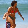 Juliana Paes exibe o corpo em forma nas praias do Rio de Janeiro