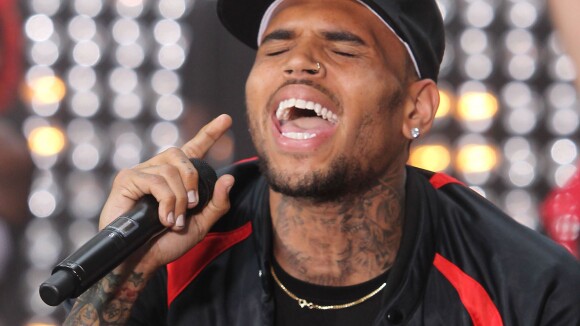 Chris Brown continua em clínica de reabilitação após juiz recusar sua prisão