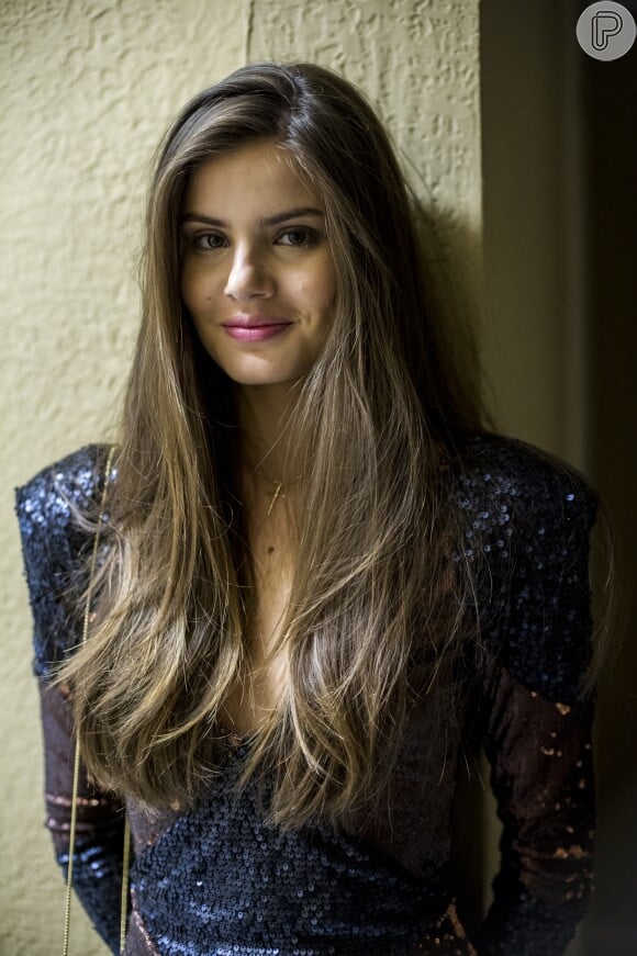 Os cabelos de Camila Queiroz chamaram a atenção em sua estreia na TV,  na novela 'Verdades Secretas'