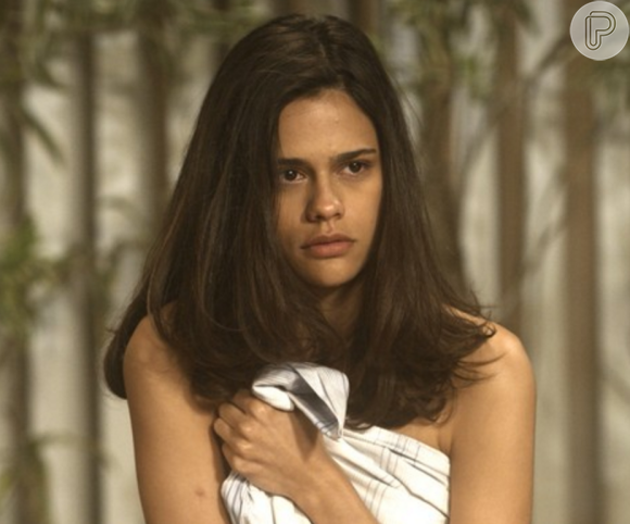 Aline (Arianne Botelho) surge em 'A Lei do Amor' como prostituta contratada por Tião. A jovem, então, ameaçará Magnólia e exigirá fortuna para não entregar a vilã para a polícia