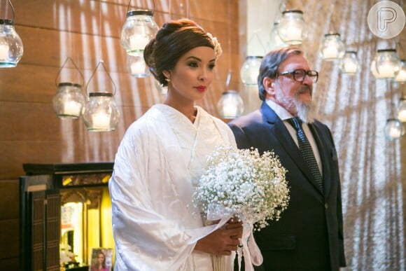 Hirô (Carol Nakamura) é conduzida por Tanaka (Luis Melo) em seu casamento, na novela 'Sol Nascente'