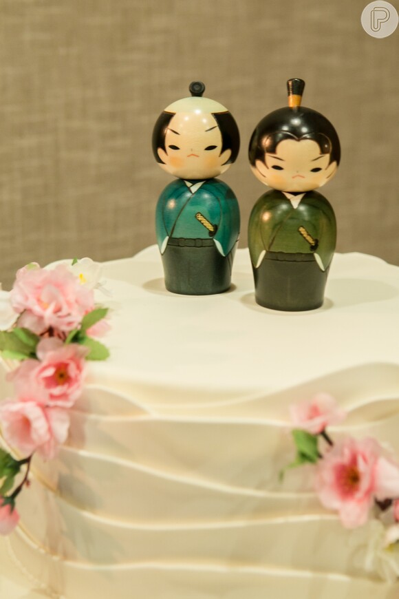 No detalhe, os bonequinhos do bolo de casamento de Hirô (Carol Nakamura) e Akira (Fabio Yoshihara)