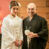 Hirô (Carol Nakamura) usa um quimono branco, traje típico da cultura japonesa, no seu casamento com Akira (Fabio Yoshihara) na novela 'Sol Nascente'. Foram usados 11 metros de tecido na confecção da peça