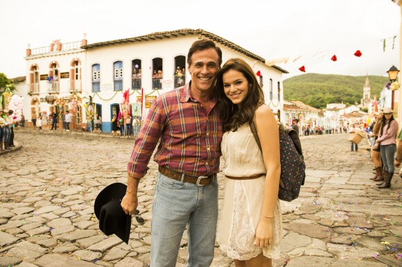Ao saber que a filha está grávida, Ramiro (Oscar Magrini) diz que Helena (Bruna Marquezine) e Laerte (Guilherme Leicam) precisam se casar o quanto antes, na novela 'Em Família'