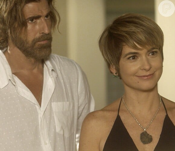 Helô (Claudia Abreu) se emociona ao saber que ela e Pedro (Reynaldo Gianecchini) serão padrinhos de Caio, na novela 'A Lei do Amor'