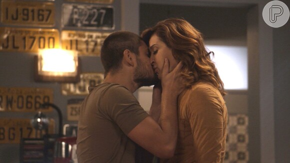 Salete (Claudia Raia) vence a eleição para a prefeitura e Gustavo (Daniel Rocha) se orgulha da amada, na novela 'A Lei do Amor'