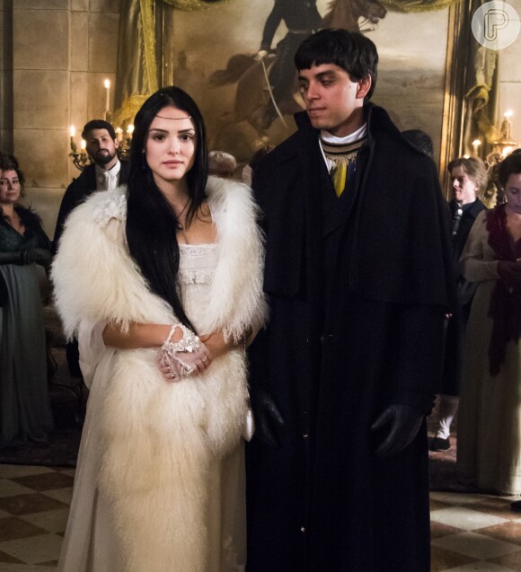 Irmãos na novela 'Novo Mundo', Isabelle Drummond e Rodrigo Simas gravam sequências do primeiro capítulo no Palácio do Itamaraty, no Centro do Rio, em fevereiro de 2017