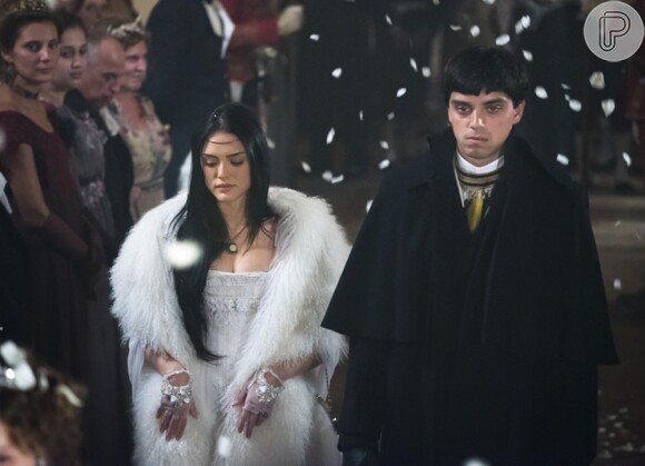 Irmãos na novela 'Novo Mundo', Isabelle Drummond e Rodrigo Simas gravam sequências do primeiro capítulo no Palácio do Itamaraty, no Centro do Rio, em fevereiro de 2017