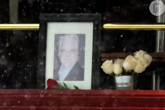 Fãs deixam flores na frente de prédio onde Philip Seymour Hoffman morreu