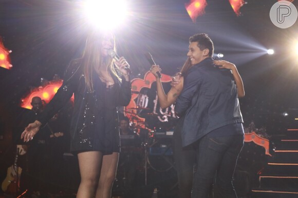 Anitta ganhou abraço de fã durante gravação do DVD da vocalista do Aviões do Forró