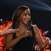 Fã de Anitta festejou o feito de invadir o palco e abraçar a cantora