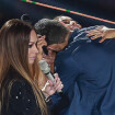 Fã de Anitta invade palco e agarra cantora em gravação de DVD de Solange Almeida