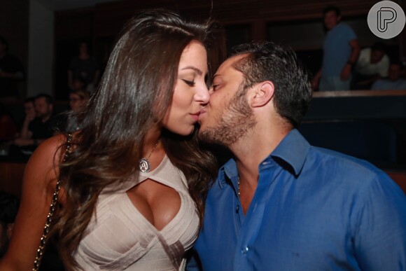 Thammy Miranda beija a namorada, Andressa Ferreira, em show em São Paulo