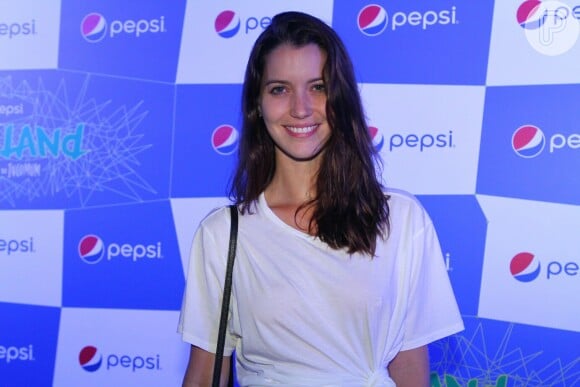 Nathalia Dill apostou em saia midi e blusa com nó na cintura para ir ao festival musical Pepsi Twister Land