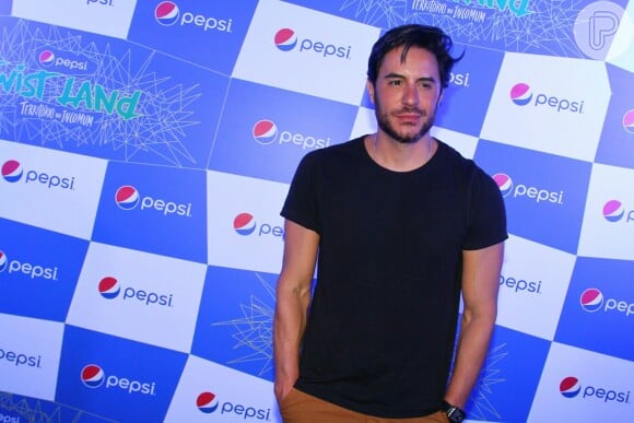 Ricardo Tozzi prestigiou o quarto dia de festival musical Pepsi Twister Land, na Marina da Glória, centro do Rio de Janeiro, na noite desta quinta-feira, 9 de fevereiro de 2016