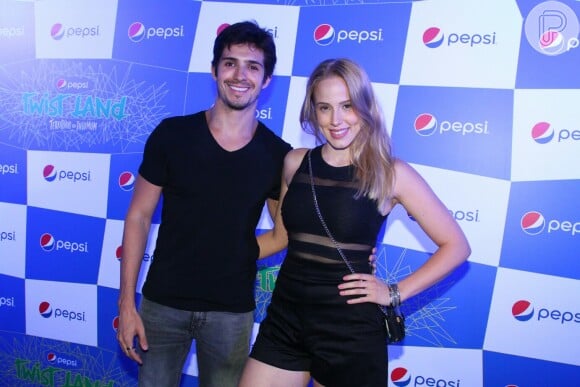 A atriz Marcella Rica curtiu o quarto dia do festival musical Pepsi Twister Land, na Marina da Glória, centro do Rio de Janeiro, na noite desta quinta-feira, 9 de fevereiro de 2016