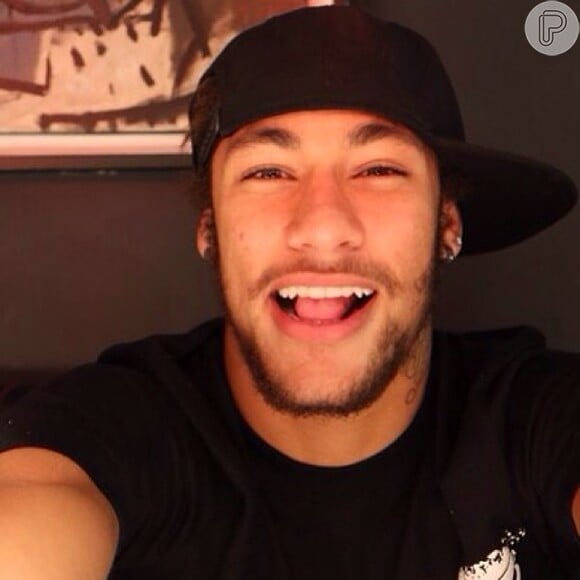 Neymar está compeltando 22 anos nesta quarta-feira, 5 de fevereiro de 2014. E para homenagear o jogador, vários amigos famosos publicaram felicitações com fotos do craque nas redes sociais