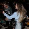 Larissa Manoela dança funk e exibe o mega-hair de 60 centímentos enquanto dança na pista