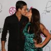 Flavia Pavanelli beija o namorado Adibe Marques em sua festa 