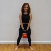 Lorena Comparato, a Vanessa de 'Rock Story', usa treino de levantamento de peso para manter a boa forma 