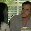 Ramiro (Oscar Magrini) omite de Chica (Juliana Araripe) que está sentindo um desconforto no peito, na novela 'Em Família'