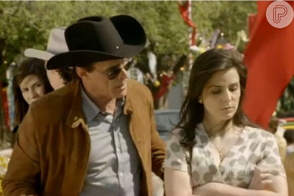 Chica (Juliana Araripe) e Ramiro (Oscar Magrini) estão enfrentando uma crise no casamento, na novela 'Em Família'