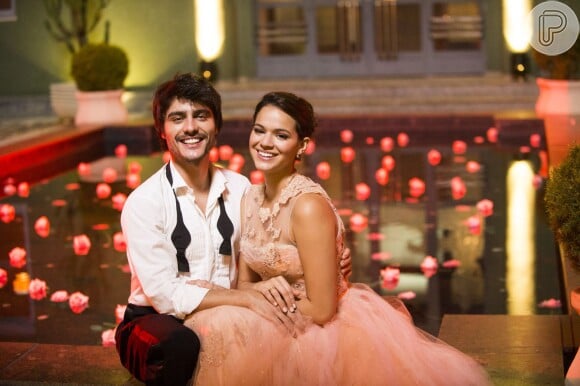 O casamento de Laerte (Guilherme Leicam) e Helena (Bruna Marquezine) não acontece, na novela 'Em Família'