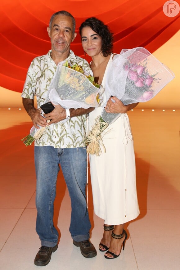 Luciana, viúva de Domingos Montagner, e Fernanda Sampaio, parceiro do ator na companhia teatral La Mínima, receberam flores antes do espetáculo iniciar