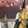 Sabrina Sato aposta em fantasia cavada para ensaio técnico da Gaviões da Fiel pelo Carnaval de São Paulo na madrugada deste domingo, dia 12 de fevereiro de 2017