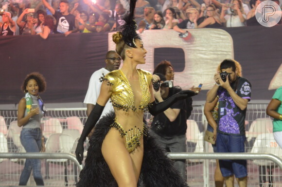 Sabrina Sato aposta em fantasia cavada para ensaio técnico da Gaviões da Fiel pelo Carnaval de São Paulo na madrugada deste domingo, dia 12 de fevereiro de 2017