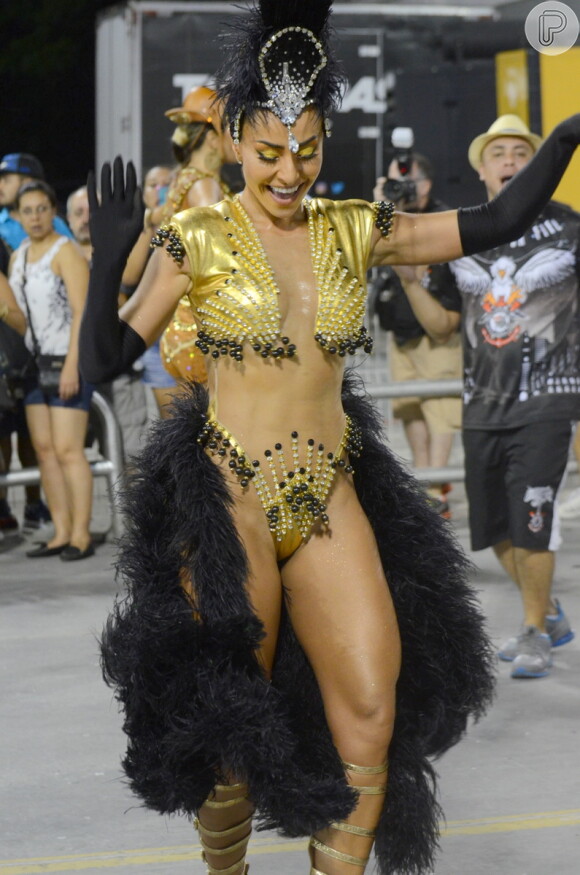 Sabrina Sato aposta em fantasia cavada para ensaio técnico da Gaviões da Fiel pelo Carnaval de São Paulo na madrugada deste domingo, dia 12 de fevereiro de 2017