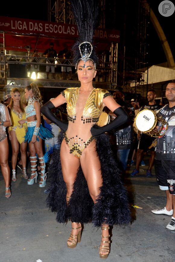 Sabrina Sato aposta em fantasia cavada para ensaio técnico da Gaviões da Fiel pelo Carnaval de São Paulo na madrugada deste domingo, dia 12 de fevereiro de 2017