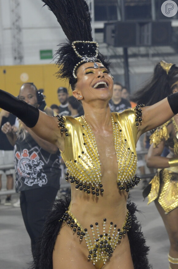 Sabrina Sato aposta em fantasia cavada para ensaio técnico da Gaviões da Fiel pelo Carnaval de São Paulo na madrugada deste domingo, dia 12 de fevereiro de 2017