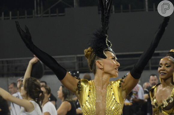Sabrina Sato aposta em fantasia cavada para ensaio técnico da Gaviões da Fiel pelo Carnaval de São Paulo na madrugada deste domingo, dia 12 de fevereiro de 2017