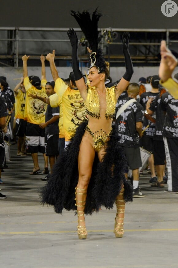 Sabrina Sato aposta em fantasia cavada para ensaio técnico da Gaviões da Fiel pelo Carnaval de São Paulo na madrugada deste domingo, dia 12 de fevereiro de 2017