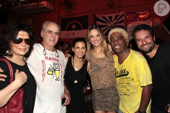 Solteira, Ticiane Pinheiro se jogou no samba na noite de quarta-feira em São Paulo